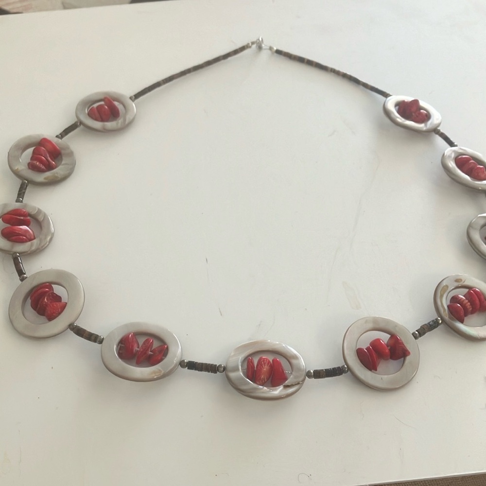 Stunning ladies necklace